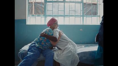 La matrona Chintina Martínez abraza a una paciente Kenia, en un fotograma de 'El Juramento'.