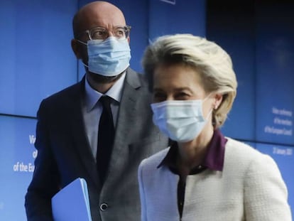 Imagen de la presidenta de la Comision Europea, Ursula von der Leyen (d) junto al presidente del Consejo, Charles Michel tras la rueda de prensa después de la Cumbre Europea en Bruselas sobre la pandemia.