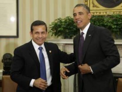 El presidente de Estados Unidos Barack Obama (d) posa junto al presidente de Perú, Ollanta Humala (i), tras su encuentro en la Casa Blanca, en Washington (Estados Unidos), el 11 de junio de 2013.