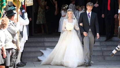 Erneste Augusto de Hannover y Ekaterina Malysheva salen del templo este s&aacute;bado tras contraer matrimonio. 