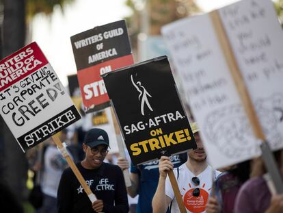 Escritores y actores protestan en uno de los piquetes afuera de la sede de Netflix en Los Ángeles el pasado 26 de agosto.