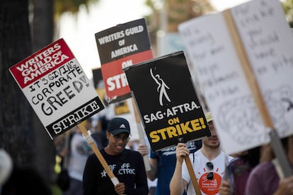 Escritores y actores protestasn en uno de los piquetes afuera de la sede de Netflix en Los Ángeles.
