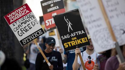 Escritores y actores protestasn en uno de los piquetes afuera de la sede de Netflix en Los Ángeles.