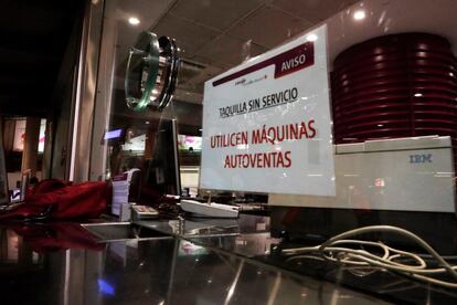 Renfe ofrece a los viajeros de los trenes que no estén garantizados por los servicios mínimos cambiar el billete para otro tren del mismo lunes, siempre que sea posible, o bien anularlo o cambiarlo de fecha. En la imagen, una taquilla sin servicio en la estación Puerta de Atocha de Madrid, este lunes.