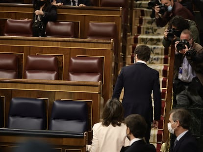 El líder del PP, Pablo Casado, y la portavoz del PP en el Congreso, Cuca Gamarra, a su llegada a una sesión plenaria, en el Congreso de los Diputados, a 23 de febrero de 2022, en Madrid (España). La sesión se ha celebrado en medio de una grave crisis interna en el PP, y con buena parte de los dirigentes del partido pidiendo un congreso extraordinario. El líder del PP ha protagonizado, probablemente, su último pleno al que ha acudido como líder de la oposición. Su participación, en un tono solemne, se ha producido en medio de la crisis interna que vive el partido, en un discurso que ha cosechado una aplauso de la bancada de su partido. En su respuesta, el jefe del Ejecutivo ha garantizado que no adelantará las elecciones generales porque el PSOE "tiene sentido de Estado" y no aprovechará la "debilidad" de su adversario político.
23 FEBRERO 2022;SESION PLENARIA;CONGRESO;PP;MADRID
Eduardo Parra / Europa Press
23/02/2022