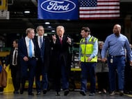 El presidente de EE UU, Donald Trump, en el centro de la imagen, junto al CEO de Ford, Jim Farley (derecha) durante una visita en enero a la planta de Ford en Dearborn, Michigan.