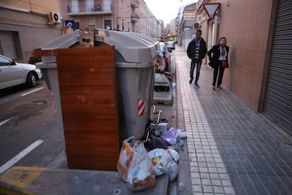 Bolsas de basuras junto a un contenedor en Carrús.