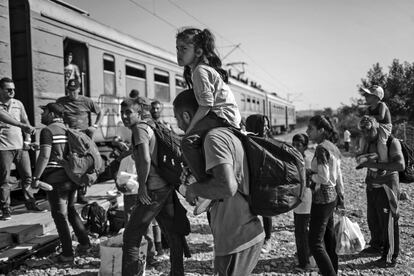 La ruta de los Balcanes se convirtió en el principal camino a Europa durante los últimos meses de 2015 y principios de 2016. Los antiguos trenes de Macedonia fueron utilizados para transportar refugiados a la frontera con Serbia, con el objetivo de evitar que entraran en contacto con la población local. Durante ese tiempo, las autoridades duplicaron el precio de los billetes.