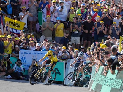 Jonas Vingegaard, vistiendo el 'maillot' amarillo, seguido de Tadej Pogacar, con el 'maillot' blanco.