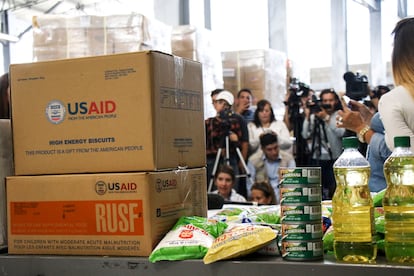Şubat 2019'da çekilen fotoğrafta, Kolombiya'nın sınır kenti Cúcuta'daki bir depoda Venezuela'ya gönderilen insani yardım malzemeleri görülüyor.