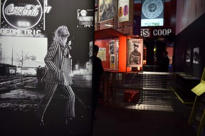 La cantante norteamericana Nico en una imagen de la muestra. A través de cientos de fotografías, vídeos y archivos privados, la muestra describe el rumbo de la contracultura estadounidense en las últimas décadas.