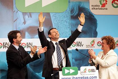 Josu Jon Imaz, Juan José Ibarretxe y Begoña Errazti, anoche tras la comparecencia del <i>lehendakari</i>.