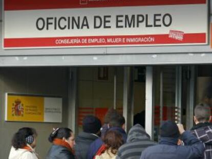 Parados hacen cola para entrar en una oficina de empleo en Madrid.