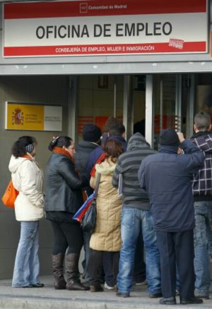 Parados hacen cola para entrar en una oficina de empleo en Madrid.