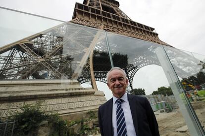 Bernard Gaudillère, presidente de SETE -Sociedad de Explotación de la Torre Eiffel-, posa frente a la nueva barrera de seguridad blindada de vidrio en construcción alrededor de la Torre Eiffel en París.