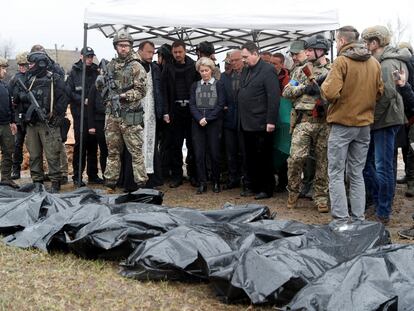 Ursula von der Leyen, Josep Borrell y Denis Shmihal, durante su visita a Bucha, al noroeste de Kiev, este viernes.