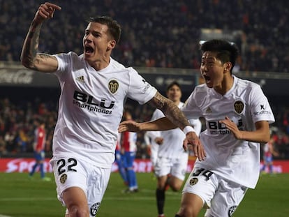 Santi Mina y Kang in Lee celebran un gol.