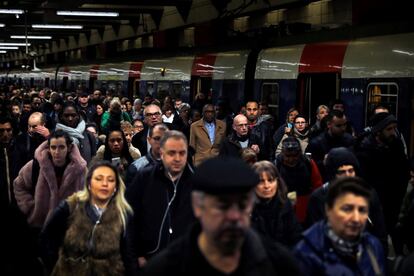 O principal motivo das greves, convocadas por dois dias seguidos a cada cinco, é a reforma do sistema ferroviário lançada pelo Governo de Macron por decreto e, mais especificamente, o fim do estatuto trabalhista privilegiado dos trabalhadores da SNCF, com vistas à abertura de concorrência das linhas de trens, começando pelo TGV em 2020. Na imagem, passageiros descem de um trem regional na estação Gare du Nord, em Paris.