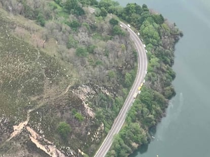 El pantano de Tanes (Asturias), este viernes tras la caída de un helicóptero de los Bomberos. 