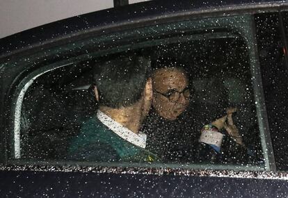 Mario Conde, anoche a la salida de su domicilio detenido