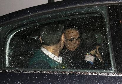 Mario Conde, anoche a la salida de su domicilio detenido 