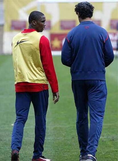 Eto&#39;o, junto a Rijkaard durante un entrenamiento