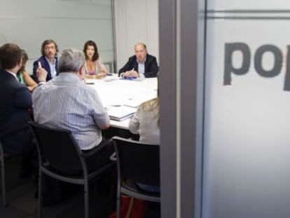 Oyarzábal (en el centro, con gafas), en la reunión del Comité de Dirección del PP en Vitoria.