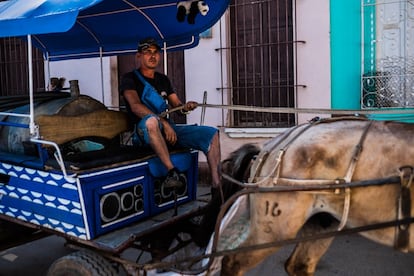 En Trinidad, donde la gente sólo tiene agua corriente durante dos horas en cinco días, se puede comprar agua de vendedores ilegales. 