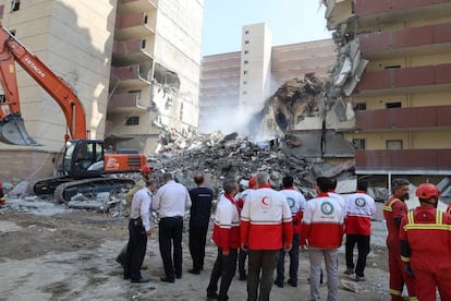 Equipos de rescate trabajan este sábado en el exterior de un edificio de Teherán alcanzado por el ataque aéreo israelí.