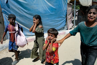 Varios niños son evacuados tras el bombardeo israelí en Al Mawasi, este sábado.
