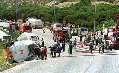 Carriles de la N-VI cortados al tráfico tras el accidente sufrido por un camión cisterna (a la izquierda en la imagen) lleno de combustible.