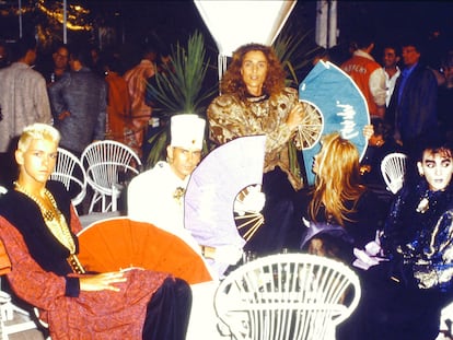 Los cuatro fundadores de Locomía en la barra Coco Loco de la discoteca Ku de Ibiza en 1985. De izquierda a derecha: Luis Font, Xavier Font, Gard Passchier (al que mira Bárbara, modelo que trabajaba con ellos) y Manuel Arjona.