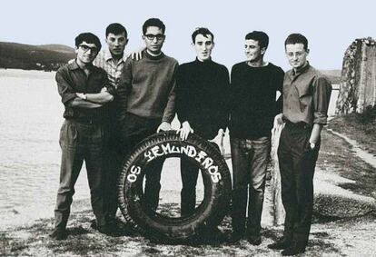 Grupo Os Irmandiños en A Pobra do Caramiñal (1967), con Andrés Torres Queiruga (tercero por la izquierda) y Xesús Ferro Ruibal (a la derecha).