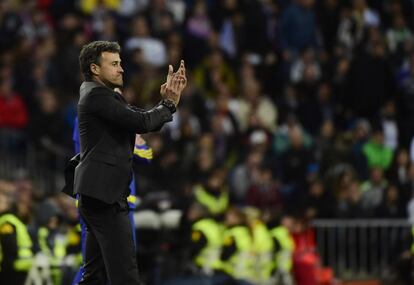 Luis Enrique aplaude a sus jugadores desde la zona técnica del Bernabéu