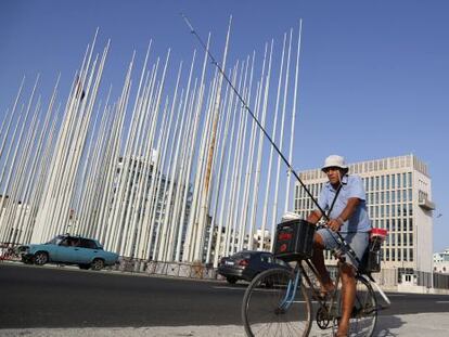 A 'Seção de Interesses' dos EUA em Havana, ao fundo, que será a próxima embaixada.