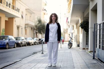 Pauline Delli, 32 años, enfermera psiquiátrica, posa en una calle cercana a su lugar de trabajo. "Solo vivo el día a día y no pienso nada en el futuro".
