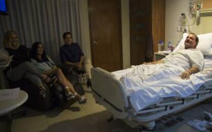 El secretario general del PAN en Durango, Rómulo Campuzano, en el Hospital San Jorge tras resultar herido en el accidente aéreo de Aeroméxico