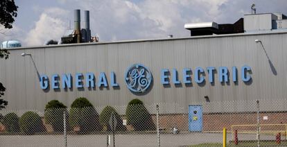 Logo de General Electric en una fábrica en el estado de Nueva York