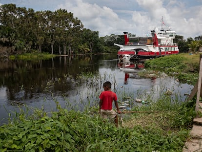 El Forth Hope navega por el río Ucayali, en la Amazonía peruana.