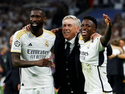 Antonio Rediger, Carlo Ancelotti e Vinicius Junior comemoram a chegada à final da Liga dos Campeões na quarta-feira. 