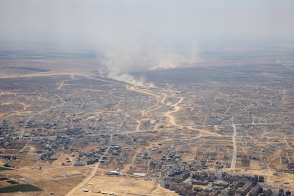 La destrucción en la Franja de Gaza observada desde un avión de reparto de ayuda humanitaria de la Fuerza Aérea Alemana.
