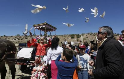 Suelta de palomas en una parada de la romería celebrada ayer.