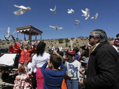 Suelta de palomas en una parada de la romería celebrada ayer.