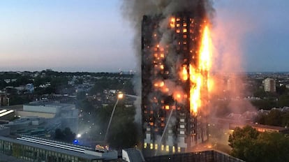 Humo y llamas en la Grenfell Tower, un edificio de 27 plantas en el oeste de Londres.