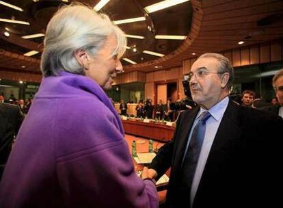Pedro Solbes saluda a la ministra francesa de Finanzas, Christine Lagarde, ayer en Bruselas.