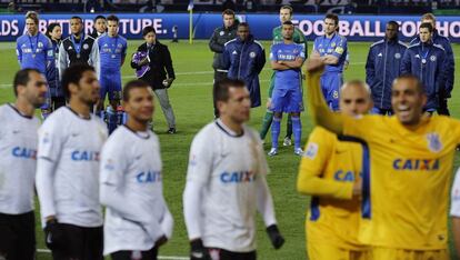 Los jugadores del Chelsea obserca a los jugadores del Corinthians.