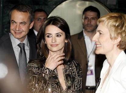 José Luis Rodríguez Zapatero y su mujer, Sonsoles Espinosa, saludan a Penélope Cruz a su llegada al preestreno de 'Elegy'.