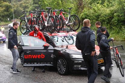 Dumoulin entra en el coche de su equipo tras bajarse de la bicicleta del Giro.