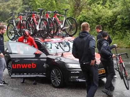 Dumoulin entra en el coche de su equipo tras bajarse de la bicicleta del Giro.