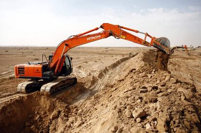 En la imagen, obras en construcción a las afueras de la ciudad de Wadisiyah, a 40 kilómetros al sur de la ciudad santa de Najaf (Irak), como trinchera para evitar que los combatientes del Estado Islámico (ISIS) excaven para cruzar la frontera.